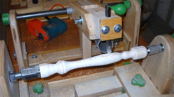 Diseño y construcción de un torno para madera con rauter incorporado